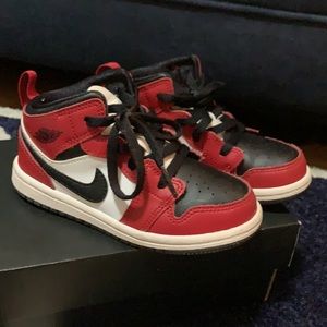 Jordan 1 in Gym red
